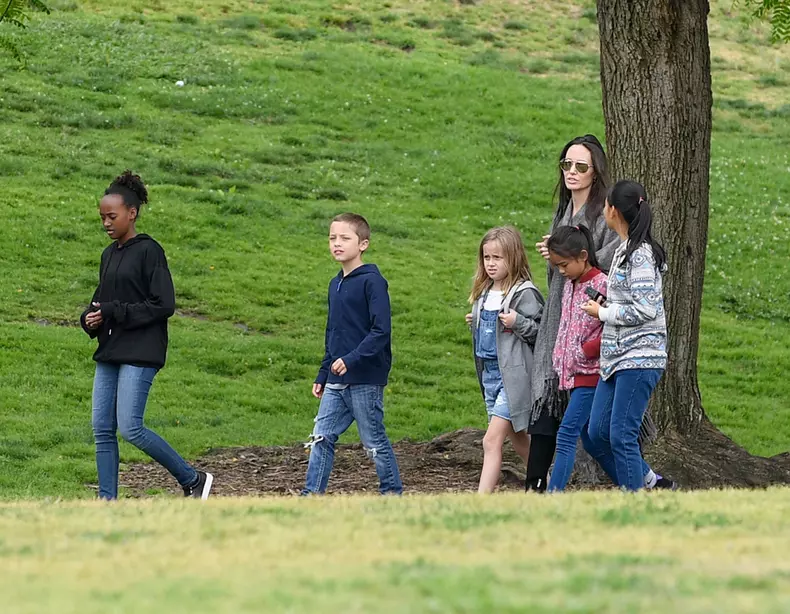 Angelina Jolie cu copiii