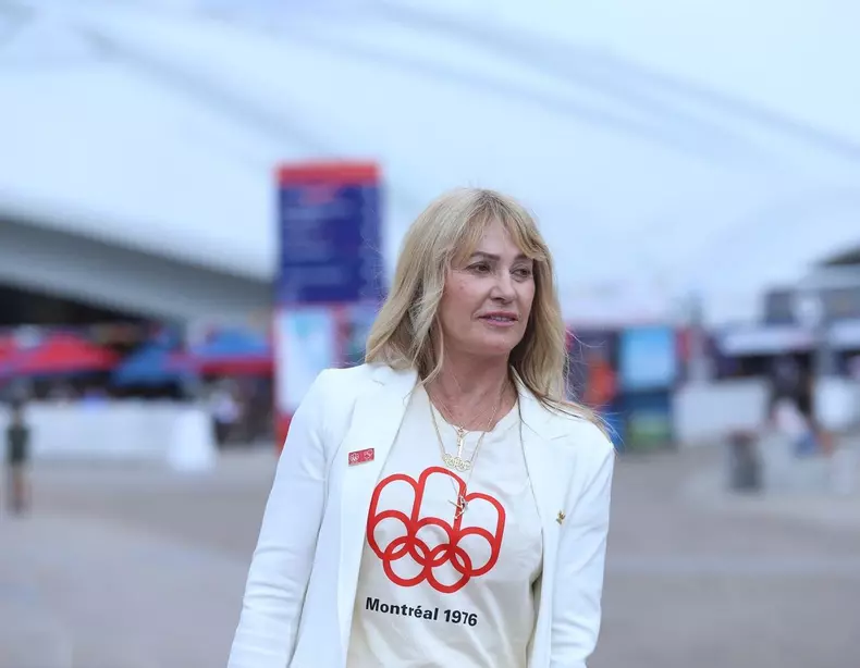 Nadia Comăneci a defilat pentru prima dată în cadrul Le Défilé L’Oréal Paris, purtând creații românești. Imagini spectaculoase cu "Zeița de la Montreal" pe podium, la Paris Fashion Week