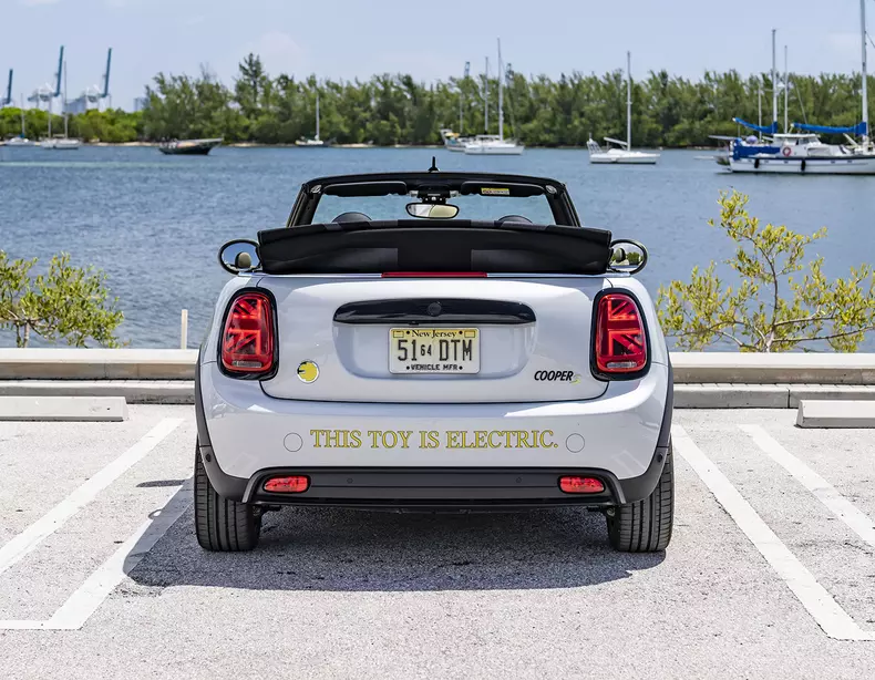 P90471785_highRes_mini-cooper-se-conve