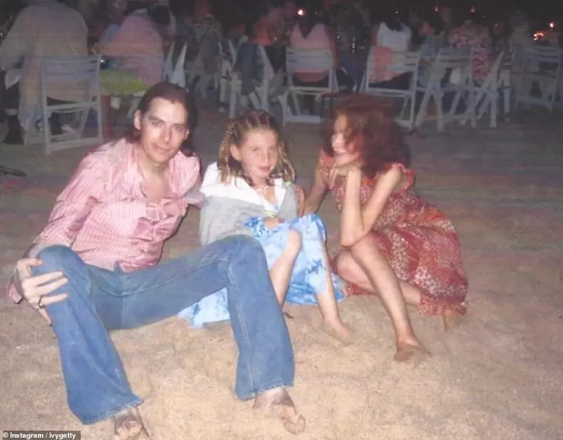 36034704-8980645-Ivy_Getty_is_pictured_with_her_parents_including_John_left_who_p-a-24_1606220978727