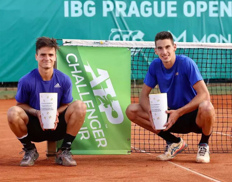 tenis victor cornea