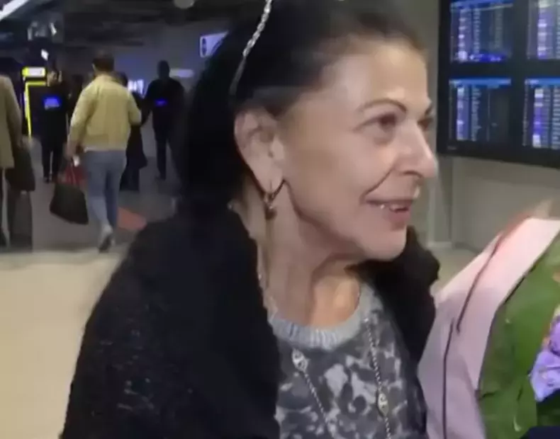 elena-carstea-la-aeroport