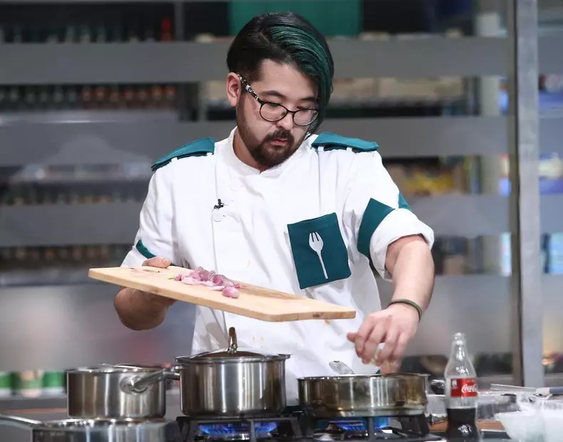 „Chefi la cuțite”. Cine sunt semifinaliștii sezonului 9