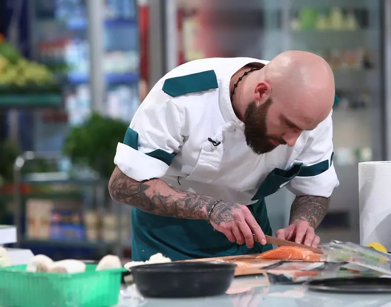„Chefi la cuțite”. Cine sunt semifinaliștii sezonului 9