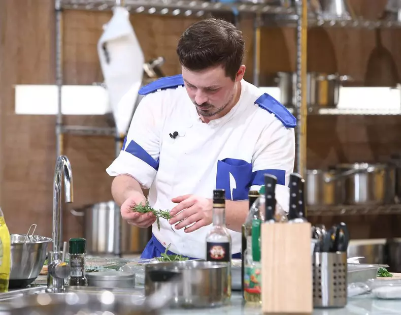 „Chefi la cuțite”. Cine sunt semifinaliștii sezonului 9