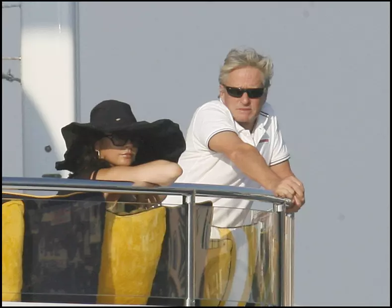 CATHERINE ZETA JONES ET MICHAEL DOUGLAS SUR LE BATEAU DANS LE PO
