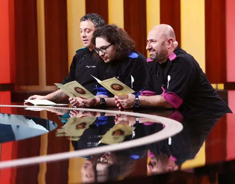 „Chefi la cuțite”. Cine sunt semifinaliștii sezonului 9