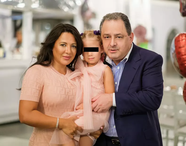 oana-niculescu-mizil-si-marian-vanghelie-alaturi-de-fiica-lor