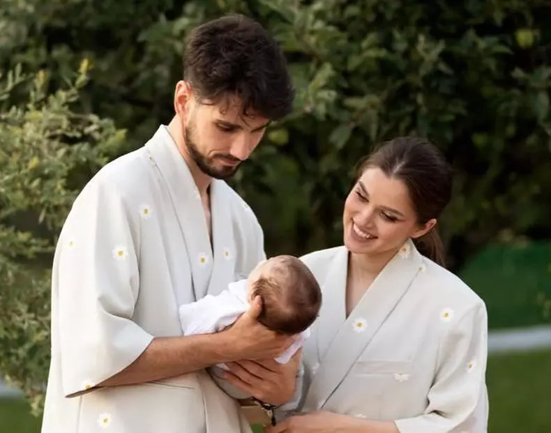 Theo Rose nu se visează mireasă