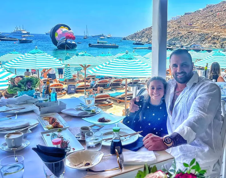 alex-bodi-bianca-dragusanu-santorini-1