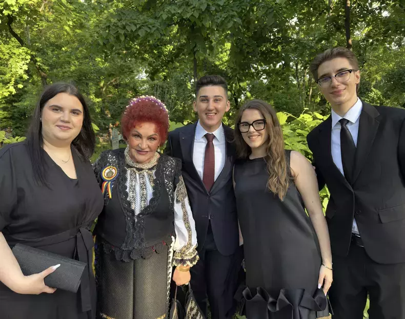 elena-merisoreanu-alaturi-de-tineri-la-receptie-palatul-elisabeta