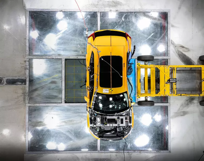 New Volvo XC40 – Crash Test side impact – from above