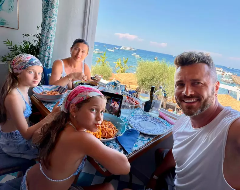 tavi clonda in vacanta cu fetele