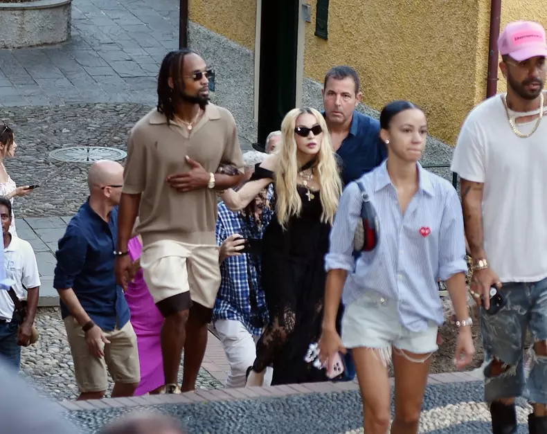 Madonna arrives in Portofino and blocks the passage to let her walk without chaos