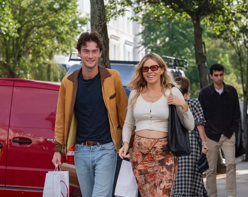 *EXCLUSIVE* Satisfying the pregnancy cravings? Pregnant actress Sienna Miller was spotted for the FIRST time with partner Oli Green since announcing their pregnancy last month.
*STRICTLY NO SUBSCRIPTIONS AND NO SOCIAL SOCIAL MEDIA USE*