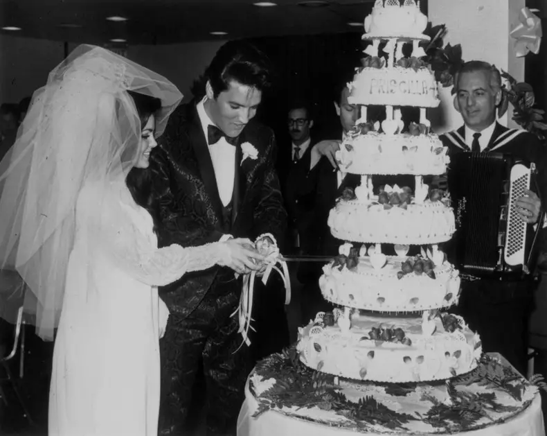 Elvis Ties The Knot