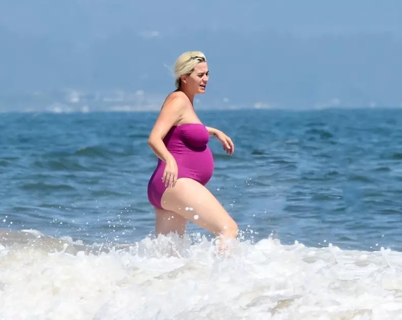 *PREMIUM-EXCLUSIVE* Heavily pregnant Katy Perry slips into a plum one-piece for a swim in Malibu *WEB EMBARGO UNTIL 9 AM PDT ON JULY 14, 2020*