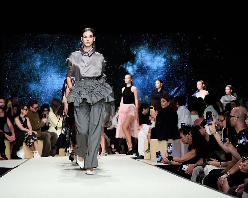 Cum a apărut Mirabela Grădinaru la Romanian Fashion Week. Partenera lui Nicușor Dan a urmărit prezentările din public: „Designerii au nevoie de libertate creativă”