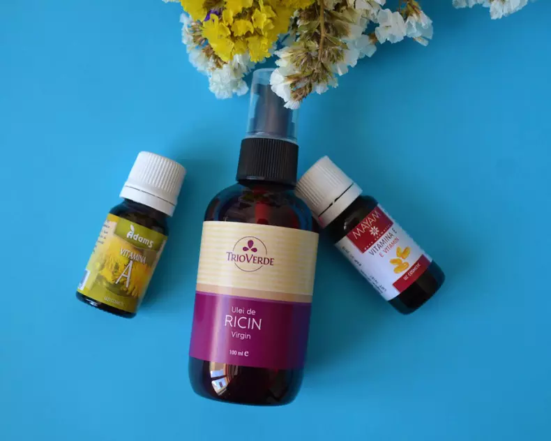 Amestecă patru picături de vitamina A cu două sau trei lingurițe de ulei de ricin. Adaugă apoi câteva picaturi de vitamina E uleioasă și zeama de la o jumătate de lămâie și amestecă până obții o compoziție omogenă. Aplică pe păr atât la rădăcină, cât și pe lungimea părului și masează scalpul timp de aproximativ cinci minute, apoi lasă să acționeze încă jumătate de oră. Spală părul cu șampon natural și clătește din abundență.