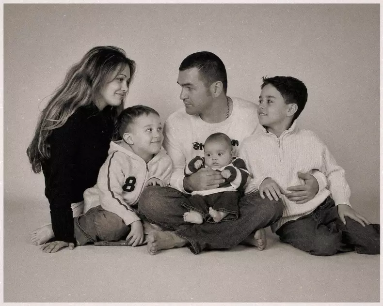 Leonard Doroftei, soția lui, Monica, și copiii lor, Adrian, Alexandru și Vanessa (1)