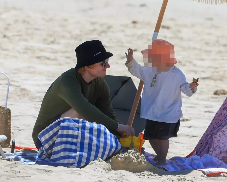 EXCLUSIVE: NO WEB BEFORE 3.20PM GMT (10.20AM EST) 21ST FEB 2022 - Ed Sheeran And Wife Cherry Seaborn Soak Up The Sun Down Under On A Byron Bay Beach Day With Their Daughters, Lyra And Jupiter