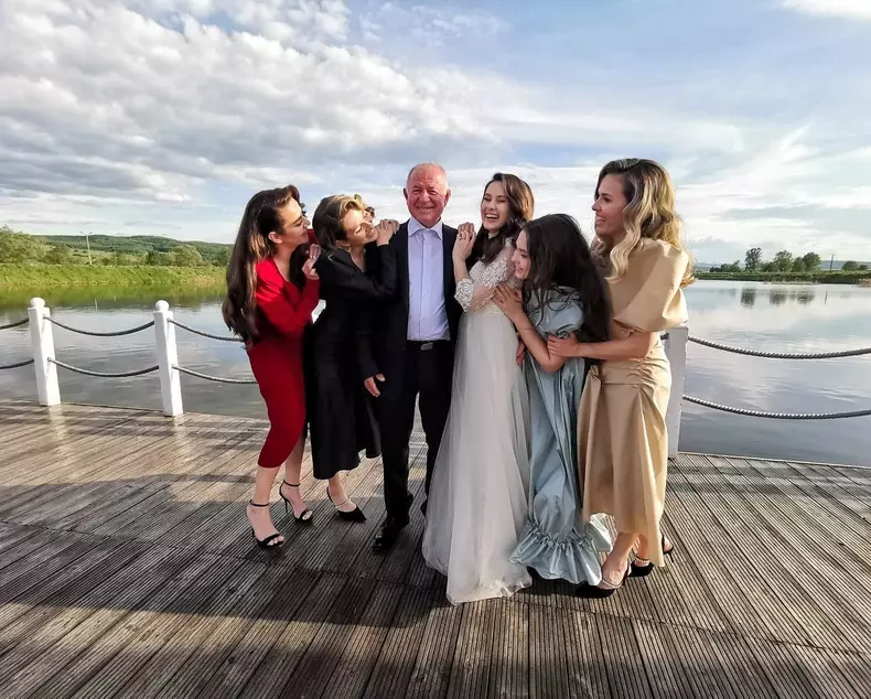 Lidia Buble, tatăl și surorile ei, la nunta Dianei Buble