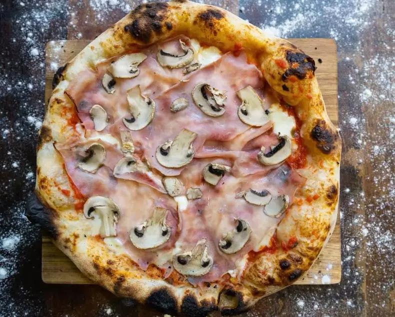 Pizza de la pizzeria lui Constantin Enceanu din Craiova (3)