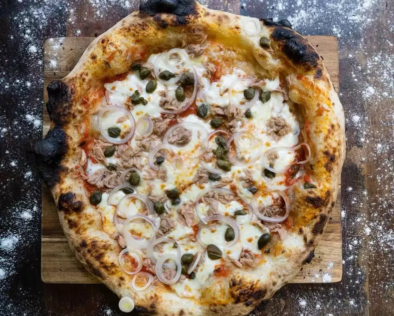 Pizza de la pizzeria lui Constantin Enceanu din Craiova (4)