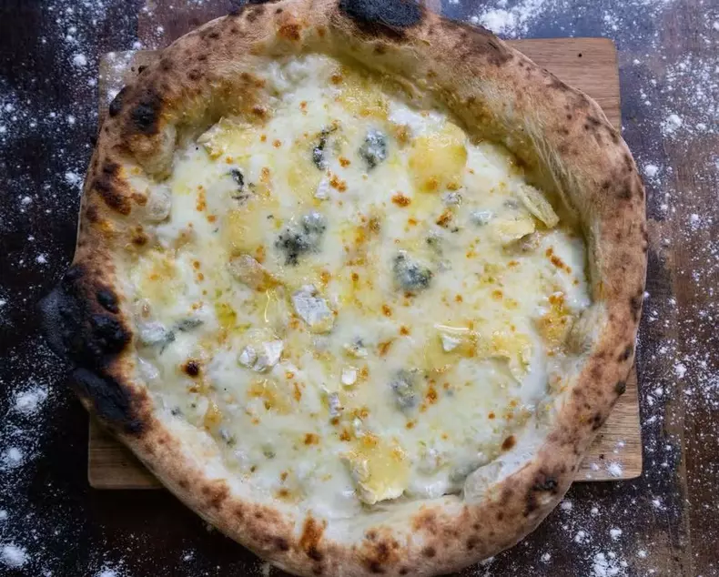 Pizza de la pizzeria lui Constantin Enceanu din Craiova (5)
