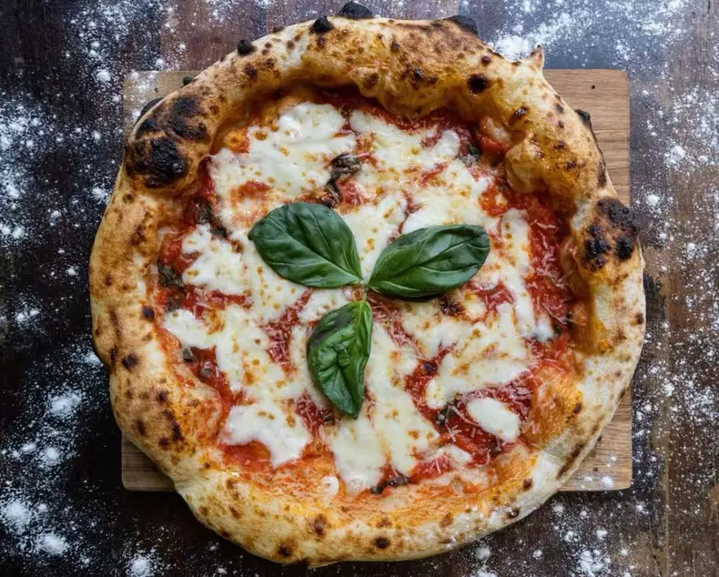 Pizza de la pizzeria lui Constantin Enceanu din Craiova (6)