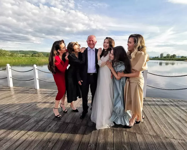 Surorile Buble și tatăl lor