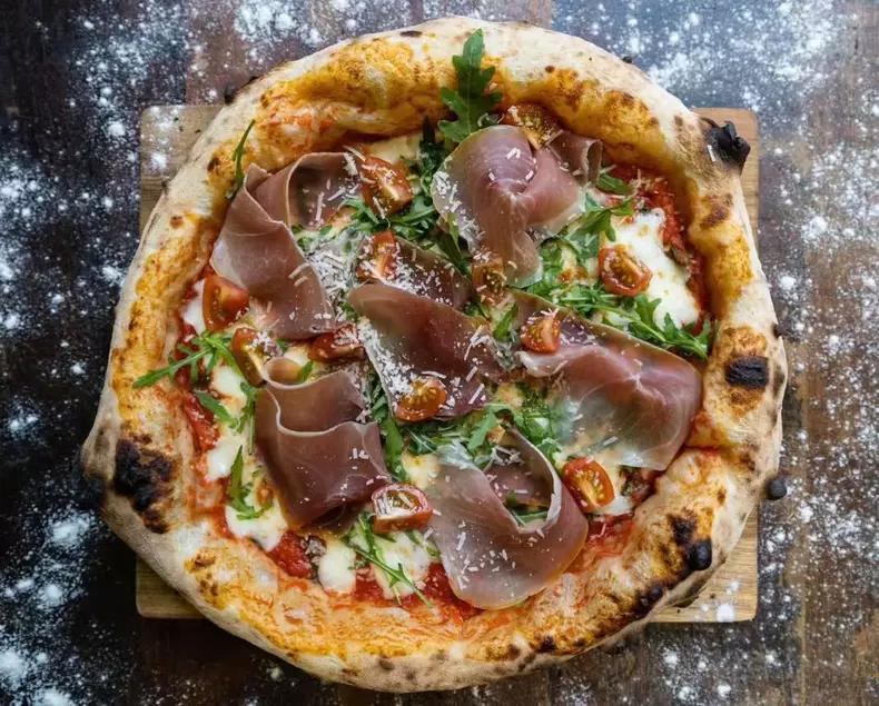Pizza de la pizzeria lui Constantin Enceanu din Craiova (2)