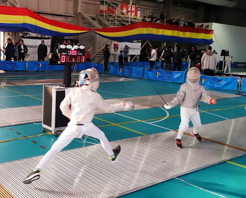 Fiul Iulianei Tudor practică scrimă