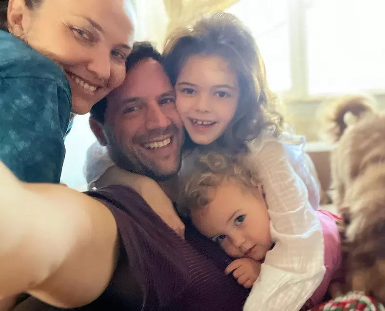Adrian Nartea, sotia si cele doua fiice ale lor (6)
