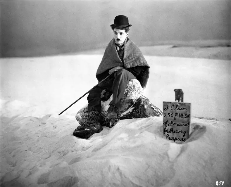 CHARLIE CHAPLIN in THE GOLD RUSH 1925 director / writer CHARLES CHAPLIN Charles Chaplin Productions / United Artists