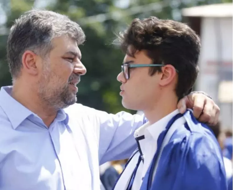 Marcel Ciolacu, alături de fiul său, student la Medicină