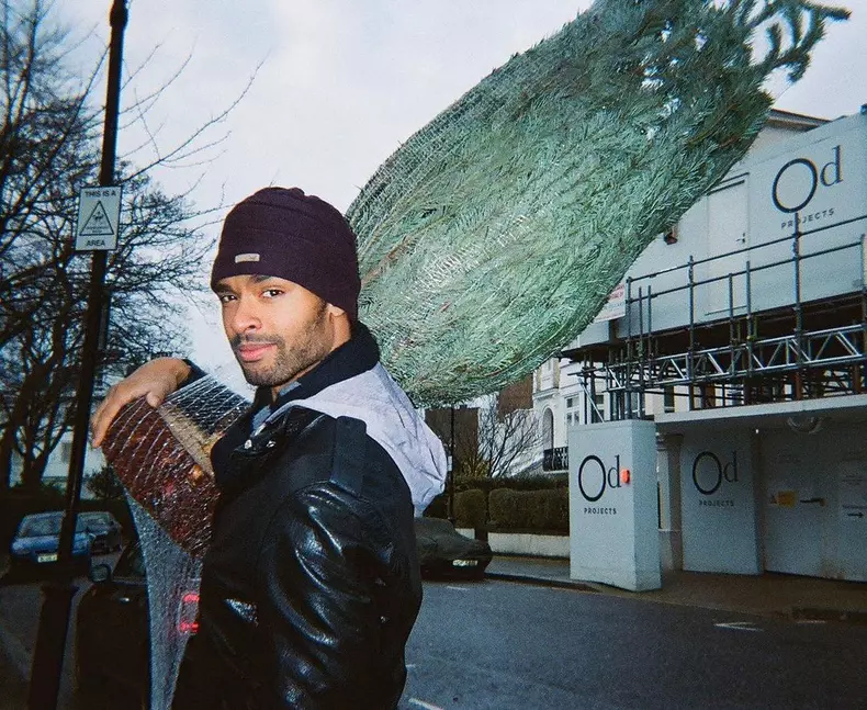 Rege-Jean-Page-Simon-Basset-2