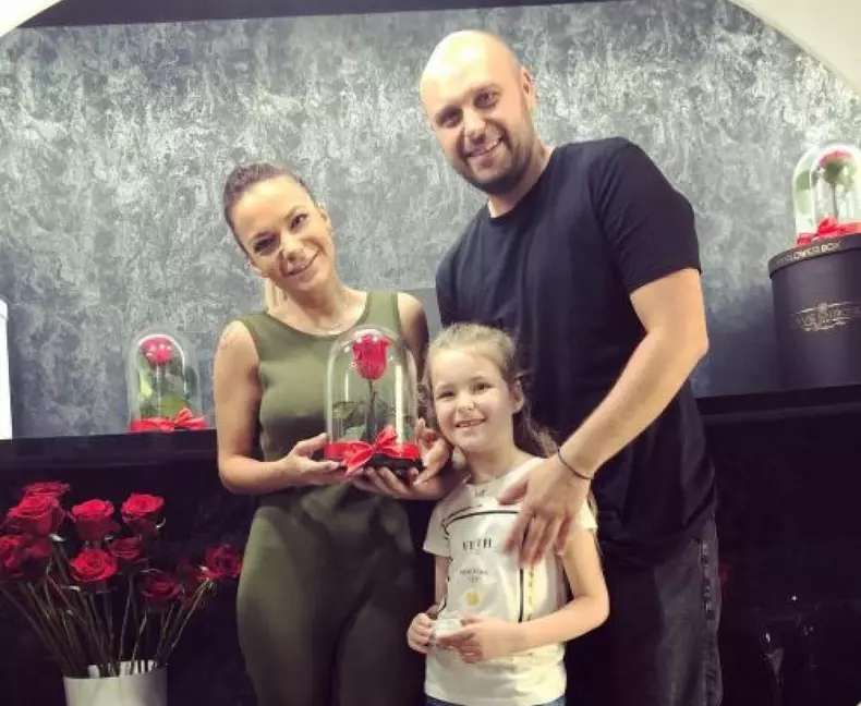 andreea-antonescu-traian-spak-si-fiica-lor-sienna-2-500x500