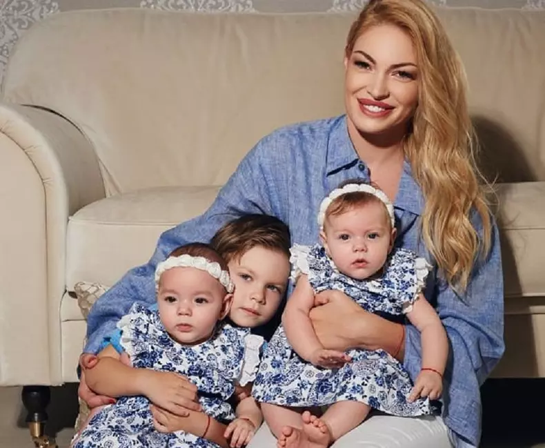 Valentina-Pelinel-ipostaza-emotionanta-alaturi-de-copiii-pe-care-ii-are-cu-Cristi-Borcea.-Cel-mai-implinit-om-FOTO-2