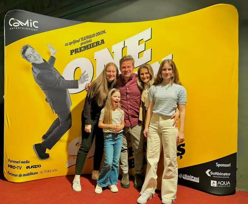 pavel-bartos-alaturi-de-sotia-lui-si-fiicele-lor-la-premiera-one-man-aproape-show.-cum-s-au-fotografiat-6
