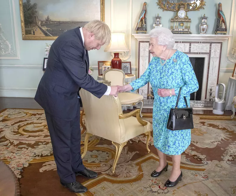 Regina Elisabetha a II-a și prim-ministrul Boris Johnson