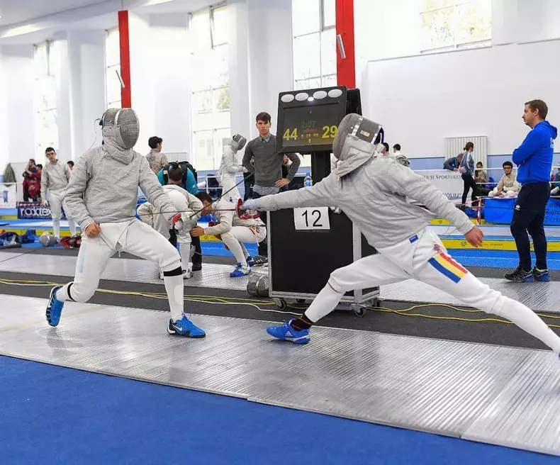 Fiul Iulianei Tudor practică scrimă