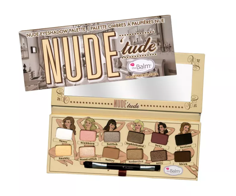 Paletă farduri Nude'Tude Eyeshadow Palette, 129 lei, the Balm (exclusiv în magazinele Douglas) Brandul The Balm e aici! Compania a fost fondată în 2003, în San Francisco, SUA și se bazează pe o filosofie simplă: „Frumusețe în 5 minute“. Ne place! Această paletă de farduri pentru ochi conţine 12 culori satinate se pot aplica natural, care trec de la culori neutre la iluminatoare și la nuanţe metalice.