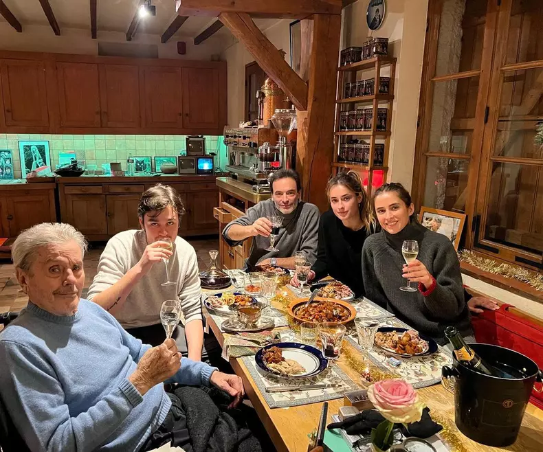 Alain Delon cu familia