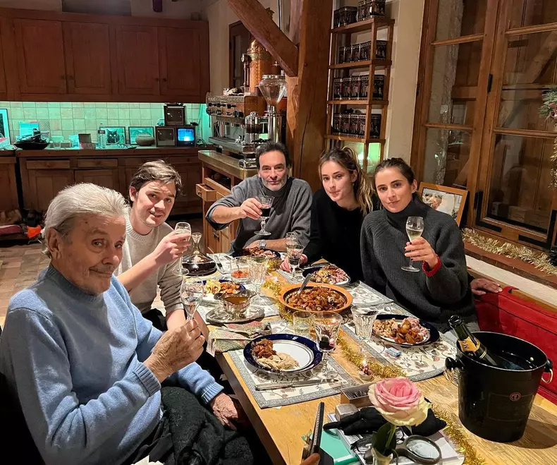 Alain Delon cu familia
