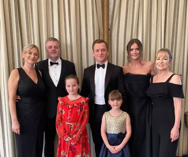 Taron-Egerton-alături-de-familia-sa-1024x856