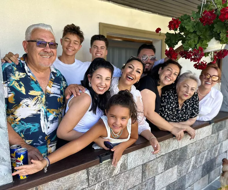 Andra, imagine emoționantă cu familia ei  (1)