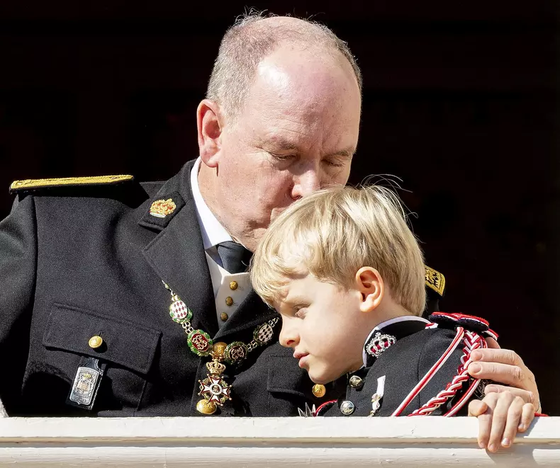 La famille princière de Monaco apparaît au balcon du palais lors de la fête nationale de Monaco