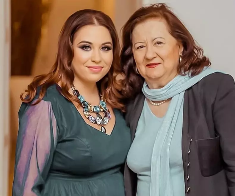 Oana Roman și mama ei, Mioara Roman