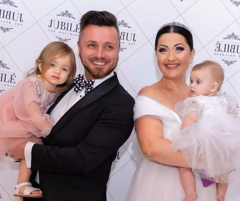 Gabriela-Cristea-și-Tavi-Clonda-alături-de-Victoria-și-Iris